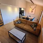 Le Parc De Latour, Au Pied De La Montagne