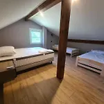 Le Parc De Latour, Au Pied De La Montagne